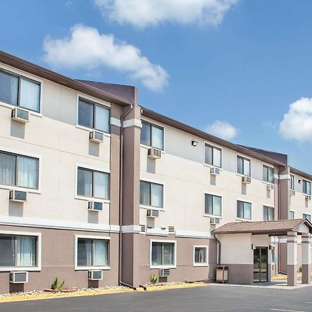 Boarders Inn & Suites By Cobblestone Hotels Waterloo Cedar Falls Екстериор снимка