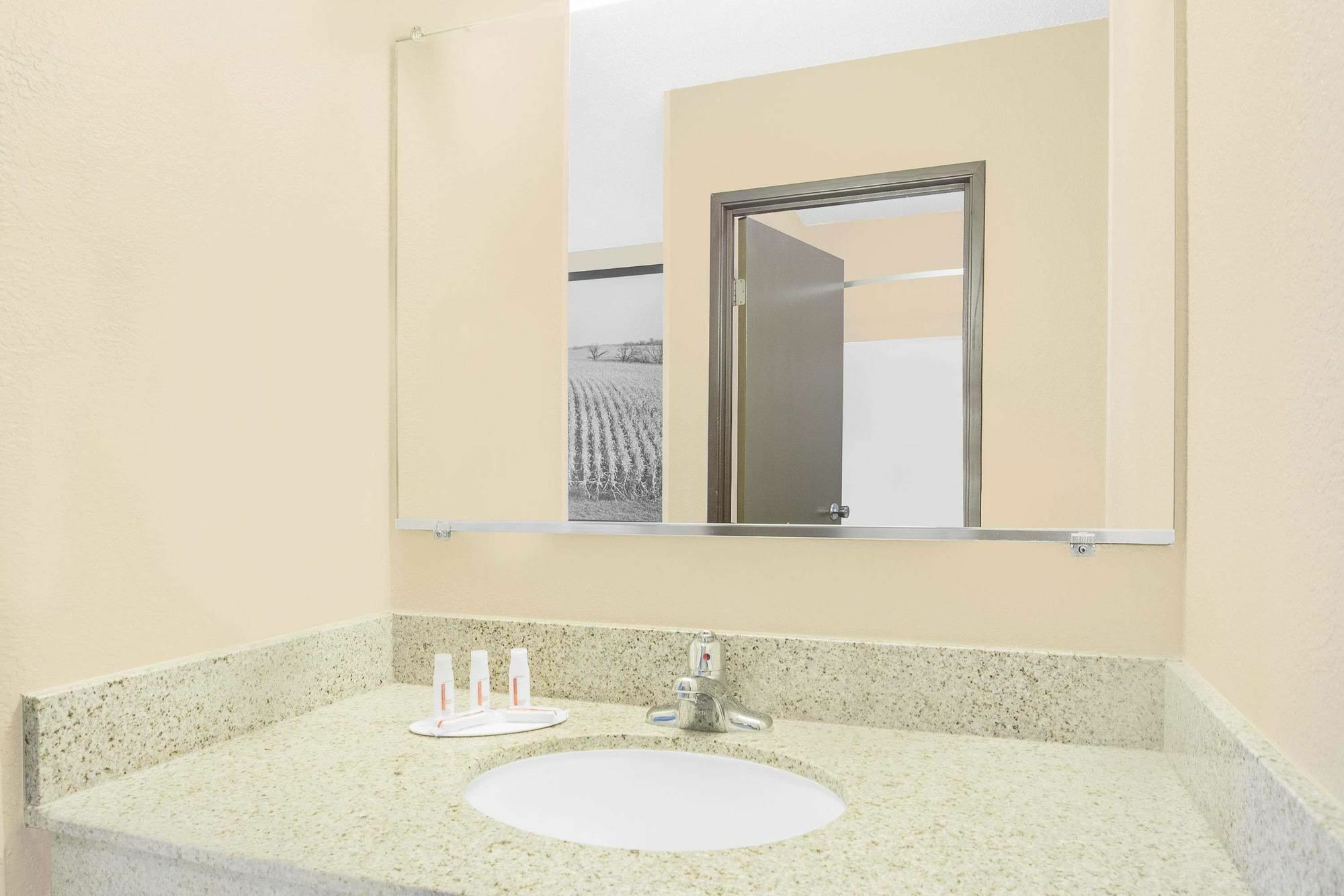 Boarders Inn & Suites By Cobblestone Hotels Waterloo Cedar Falls Екстериор снимка